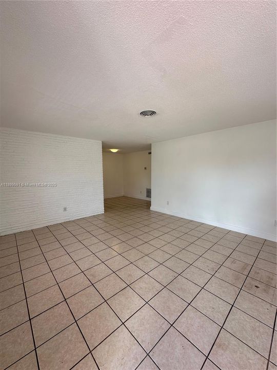 出租: $2,000 (2 贝兹, 2 浴室, 2158 平方英尺)