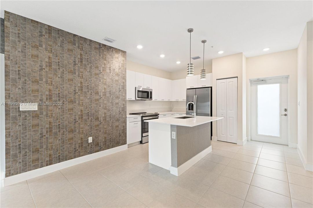 出租: $3,450 (2 贝兹, 2 浴室, 1124 平方英尺)