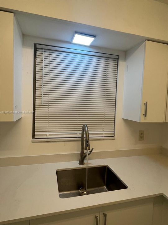 Recently Rented: $1,900 (2 beds, 1 baths, 800 Square Feet)