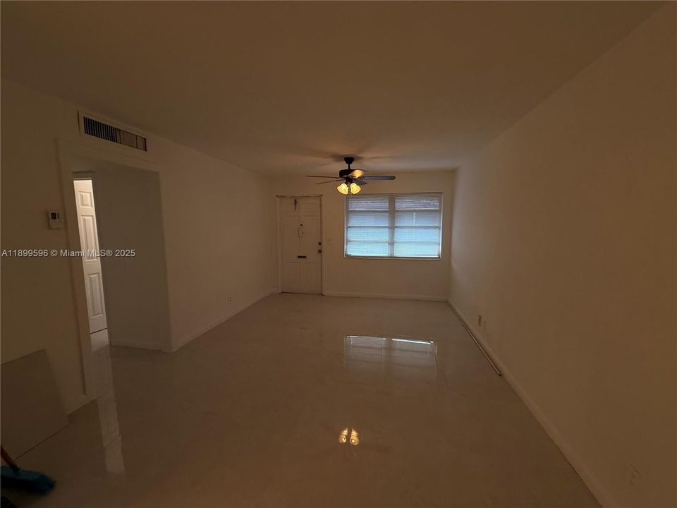 Recently Rented: $1,900 (2 beds, 1 baths, 800 Square Feet)