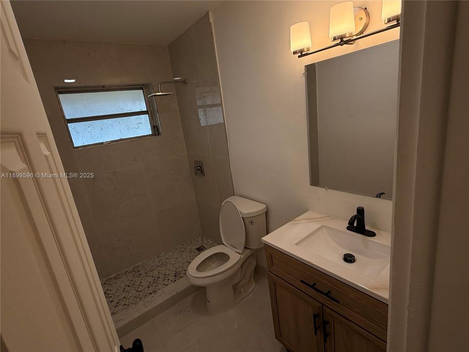 Recently Rented: $1,900 (2 beds, 1 baths, 800 Square Feet)