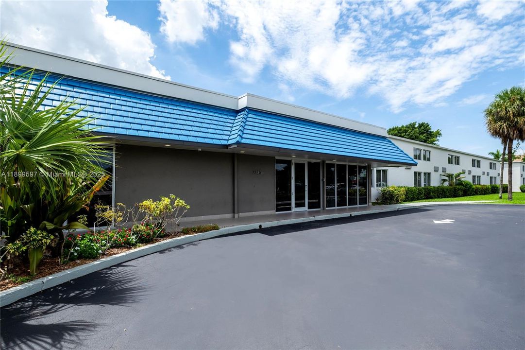 出租: $650 (116 贝兹, 120 浴室, 52242 平方英尺)