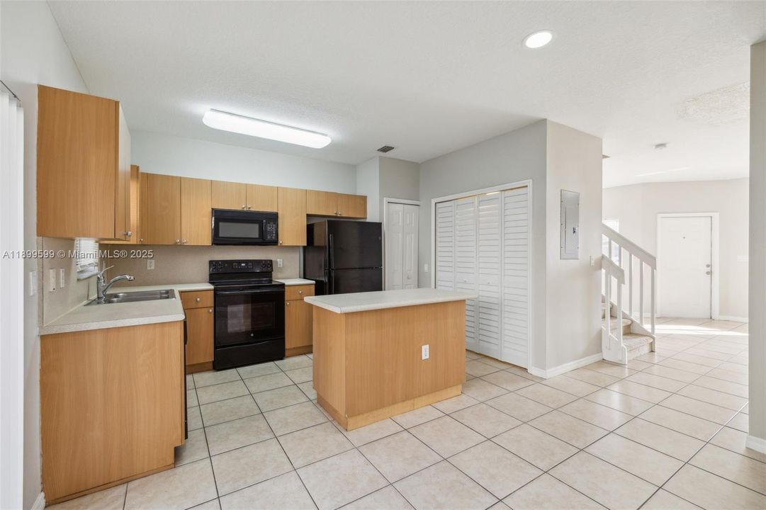 For Sale: $268,000 (2 beds, 2 baths, 1166 Square Feet)