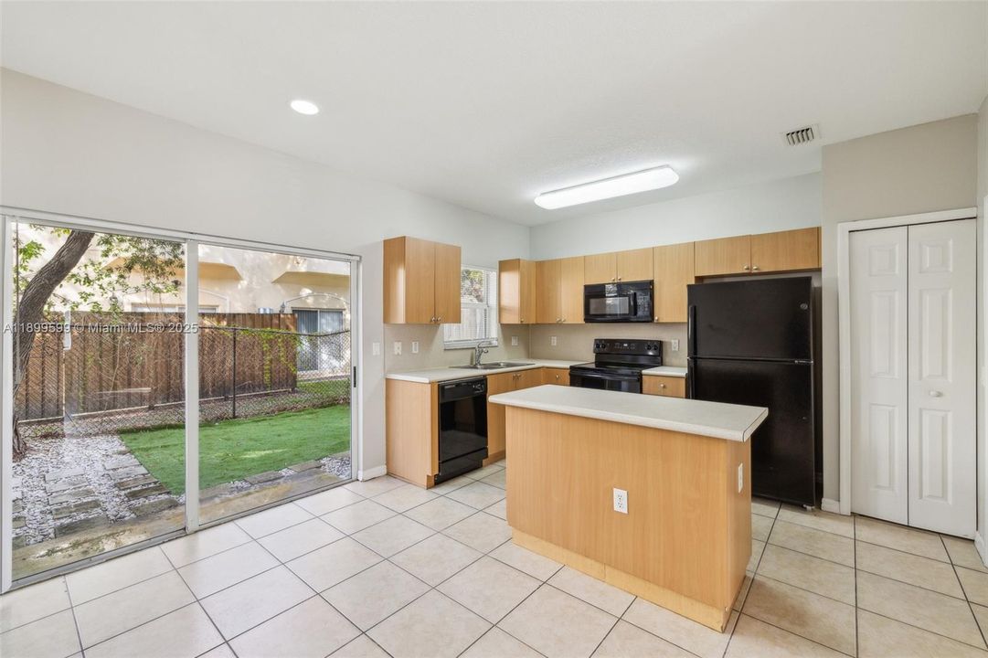 For Sale: $268,000 (2 beds, 2 baths, 1166 Square Feet)