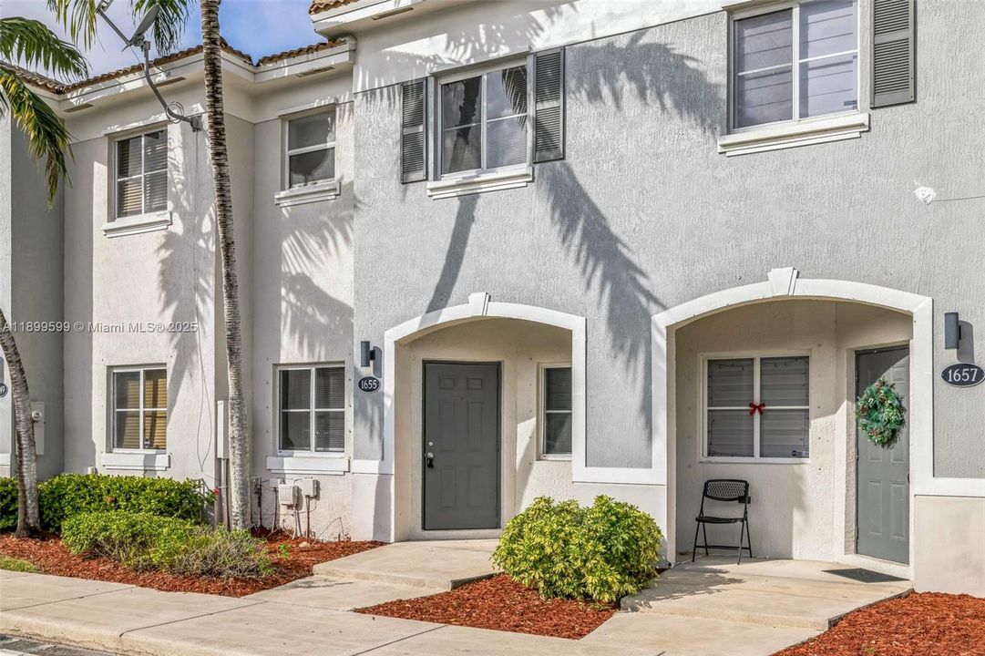 For Sale: $268,000 (2 beds, 2 baths, 1166 Square Feet)