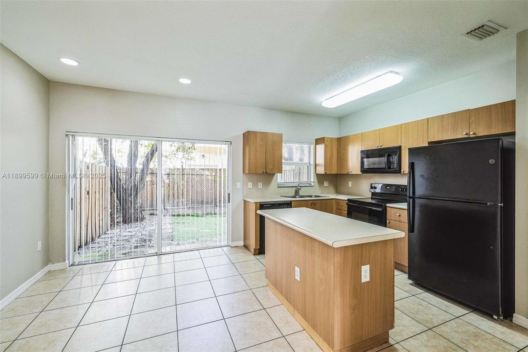 For Sale: $268,000 (2 beds, 2 baths, 1166 Square Feet)