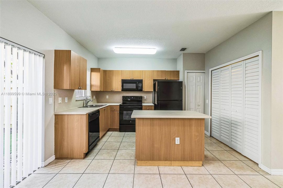 For Sale: $268,000 (2 beds, 2 baths, 1166 Square Feet)