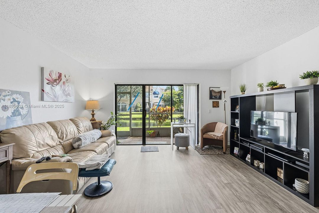 For Rent: $2,550 (3 beds, 2 baths, 1256 Square Feet)