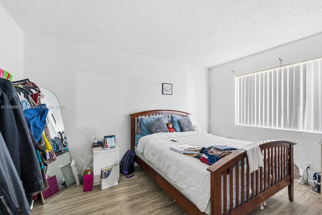 For Rent: $2,550 (3 beds, 2 baths, 1256 Square Feet)