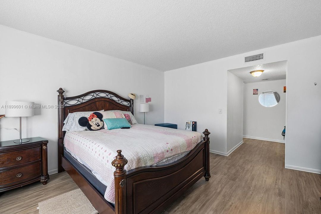 For Rent: $2,550 (3 beds, 2 baths, 1256 Square Feet)