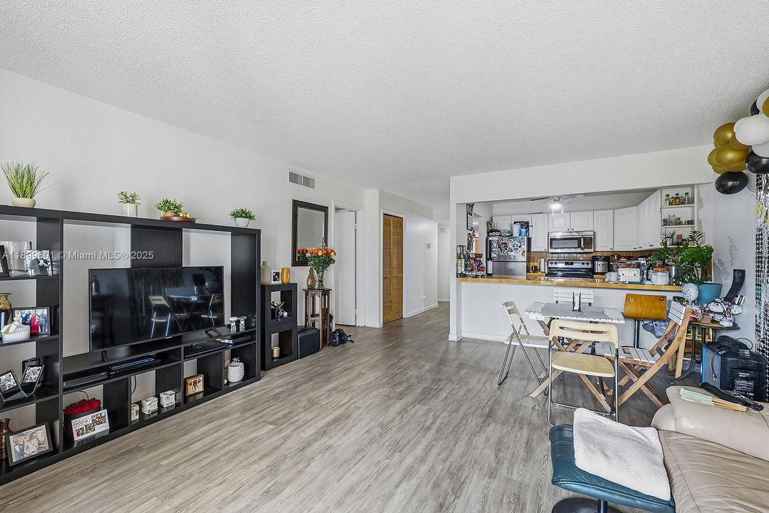 For Rent: $2,550 (3 beds, 2 baths, 1256 Square Feet)