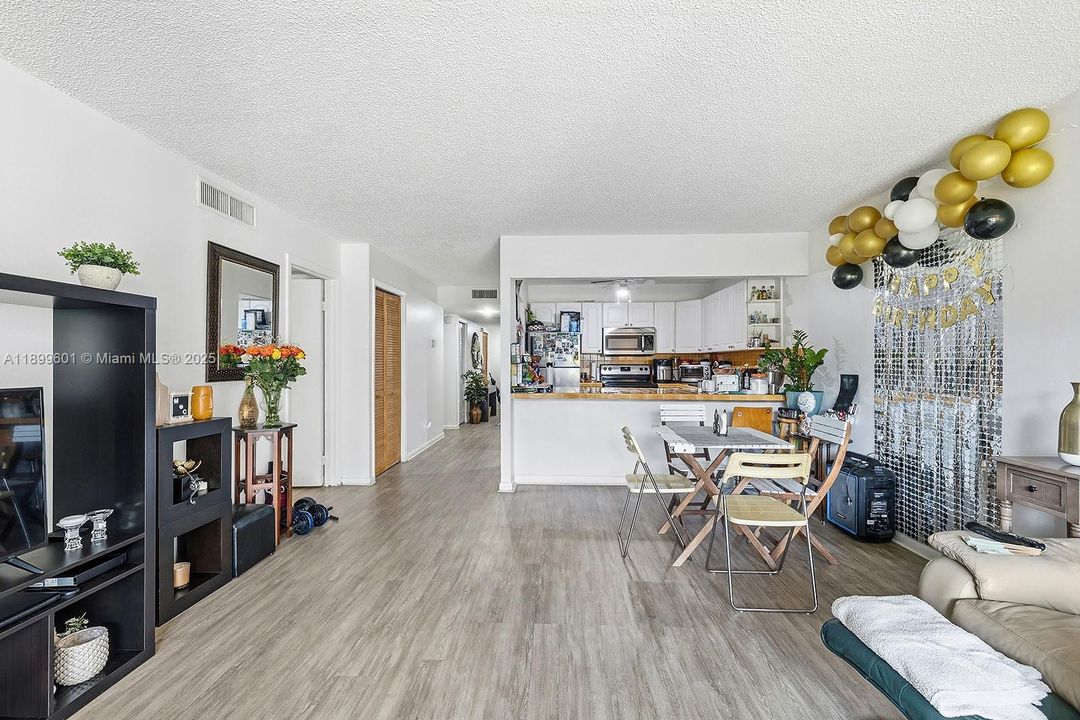 For Rent: $2,550 (3 beds, 2 baths, 1256 Square Feet)