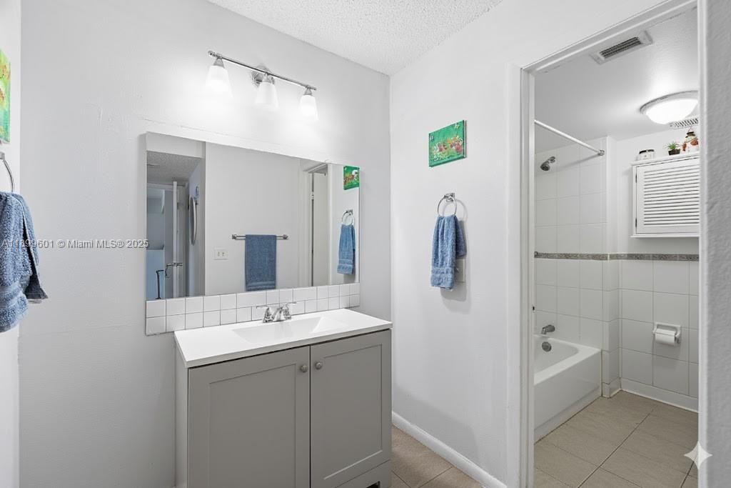 For Rent: $2,550 (3 beds, 2 baths, 1256 Square Feet)