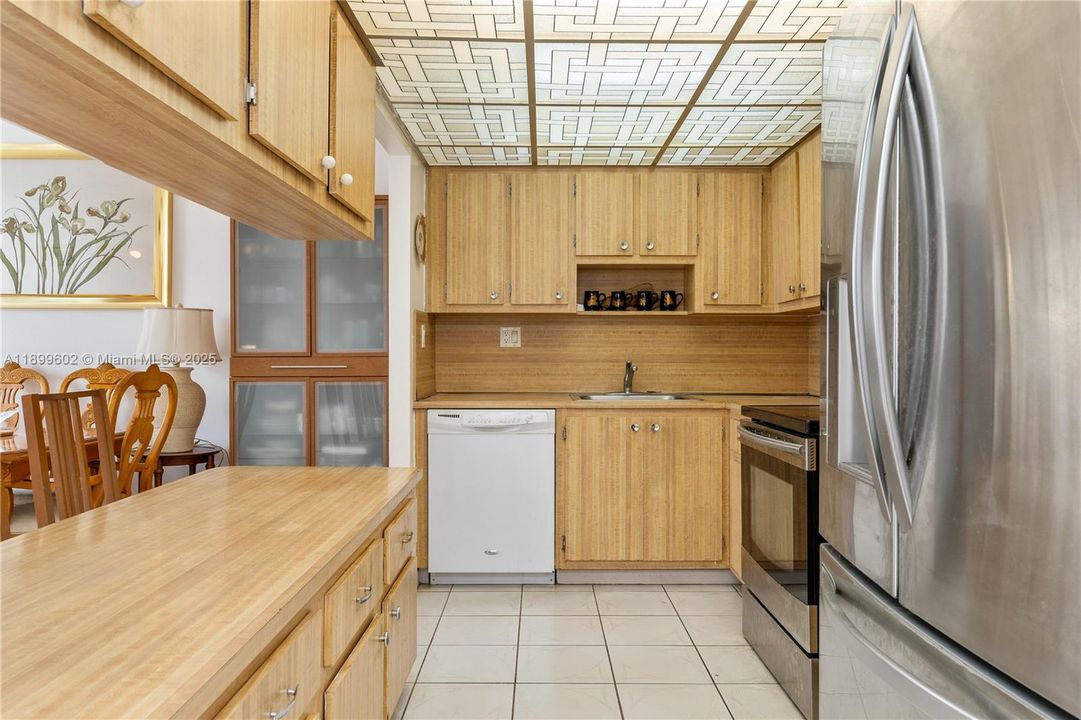 待售: $245,000 (2 贝兹, 2 浴室, 1170 平方英尺)