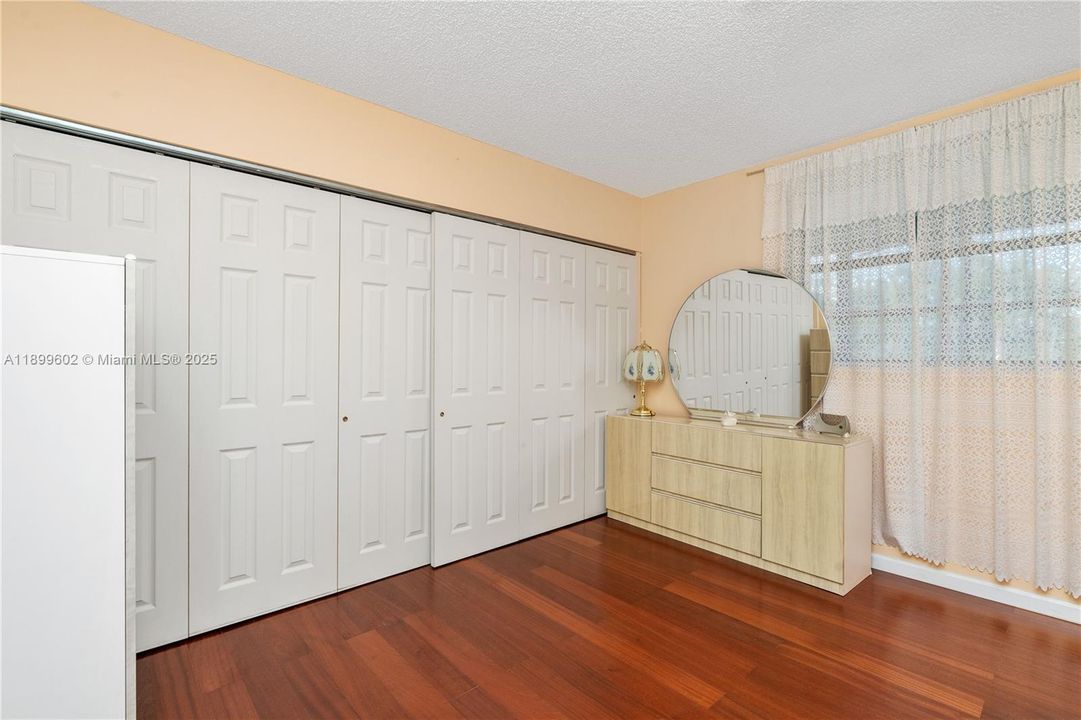 待售: $245,000 (2 贝兹, 2 浴室, 1170 平方英尺)