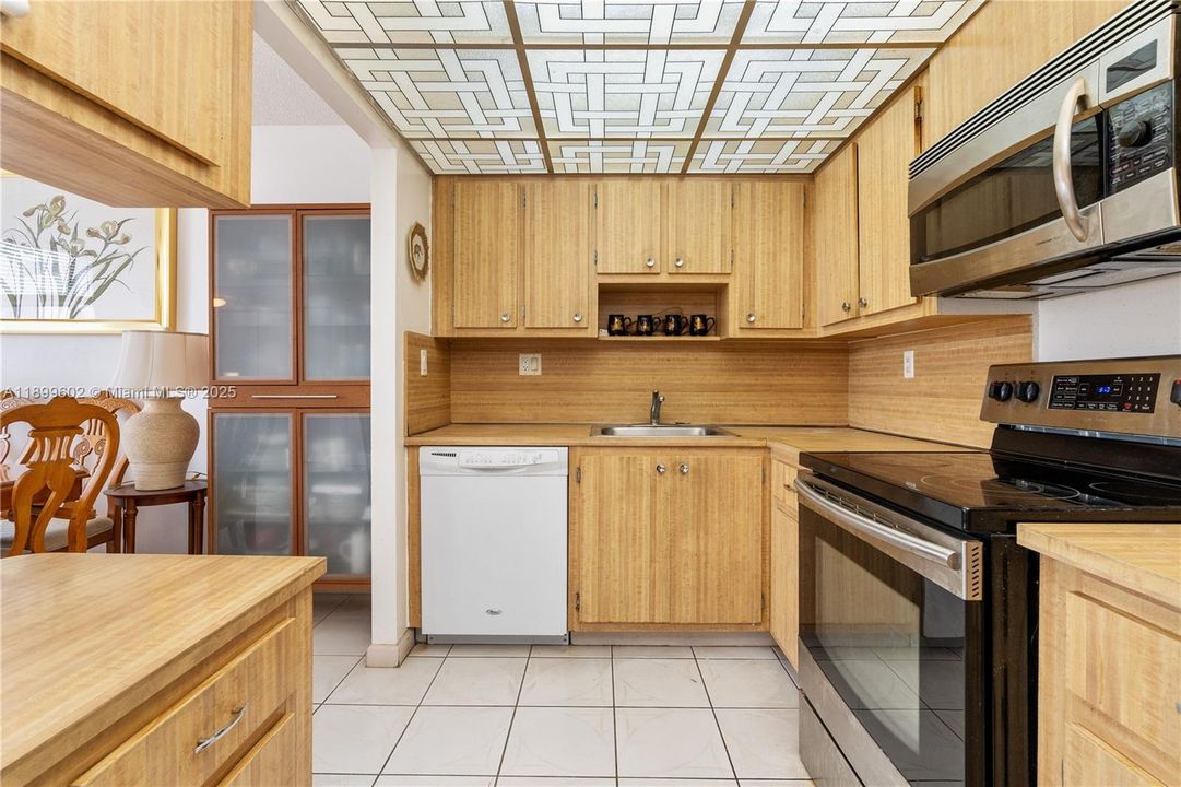 待售: $245,000 (2 贝兹, 2 浴室, 1170 平方英尺)