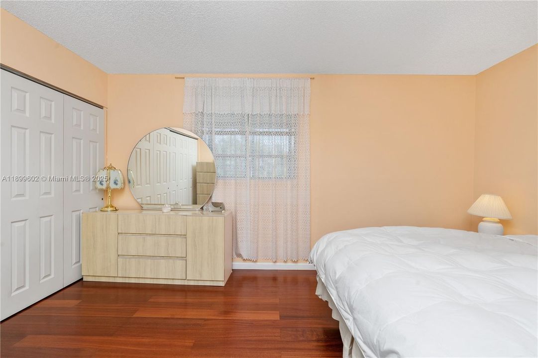 待售: $245,000 (2 贝兹, 2 浴室, 1170 平方英尺)