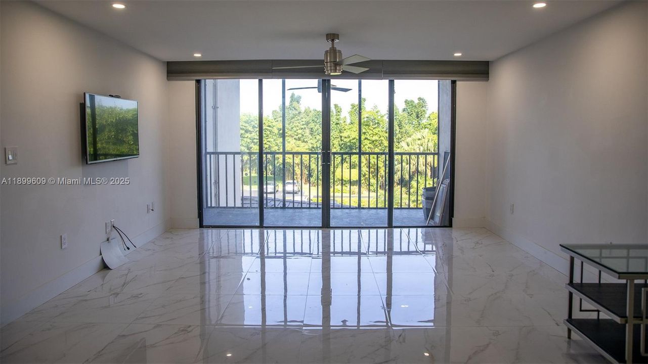 For Sale: $345,000 (1 beds, 1 baths, 1230 Square Feet)