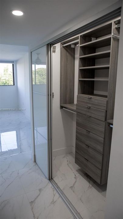 For Sale: $345,000 (1 beds, 1 baths, 1230 Square Feet)