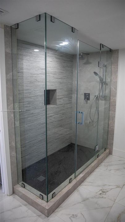 For Sale: $345,000 (1 beds, 1 baths, 1230 Square Feet)