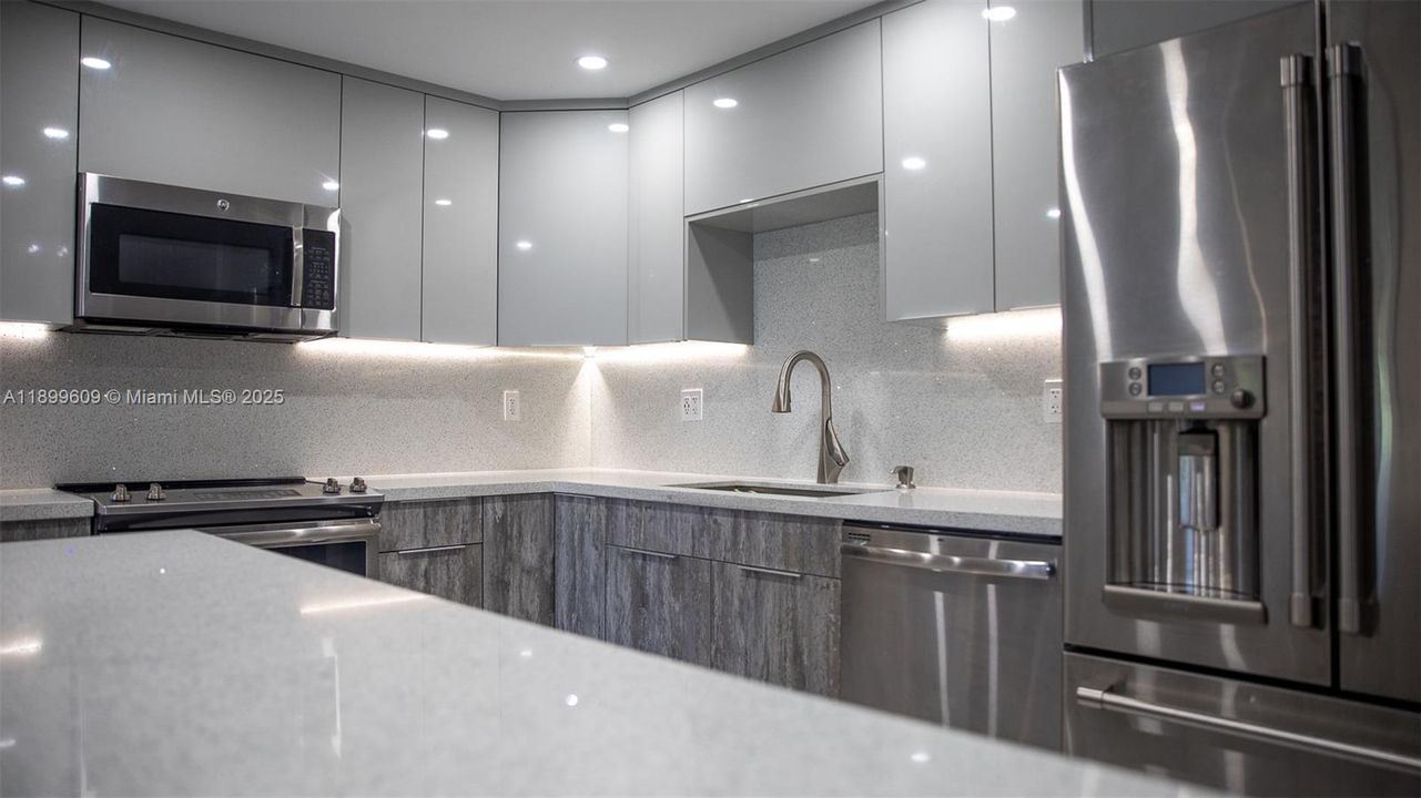 For Sale: $345,000 (1 beds, 1 baths, 1230 Square Feet)