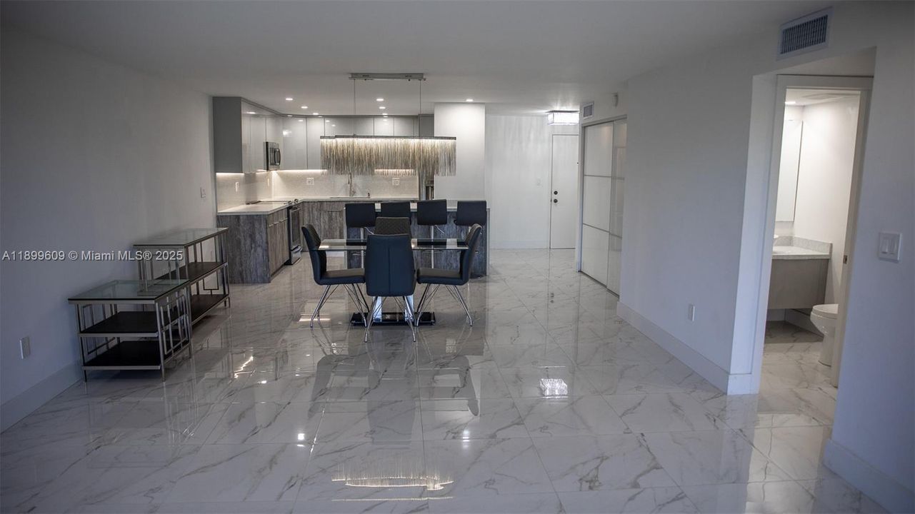 For Sale: $345,000 (1 beds, 1 baths, 1230 Square Feet)