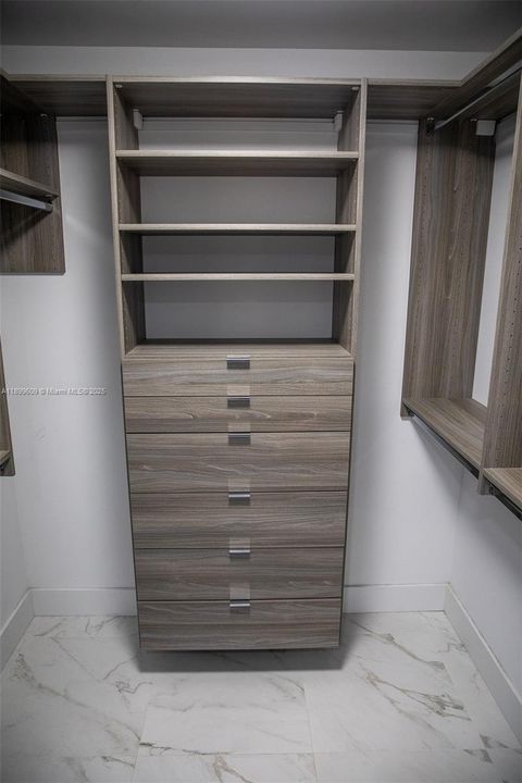 For Sale: $345,000 (1 beds, 1 baths, 1230 Square Feet)