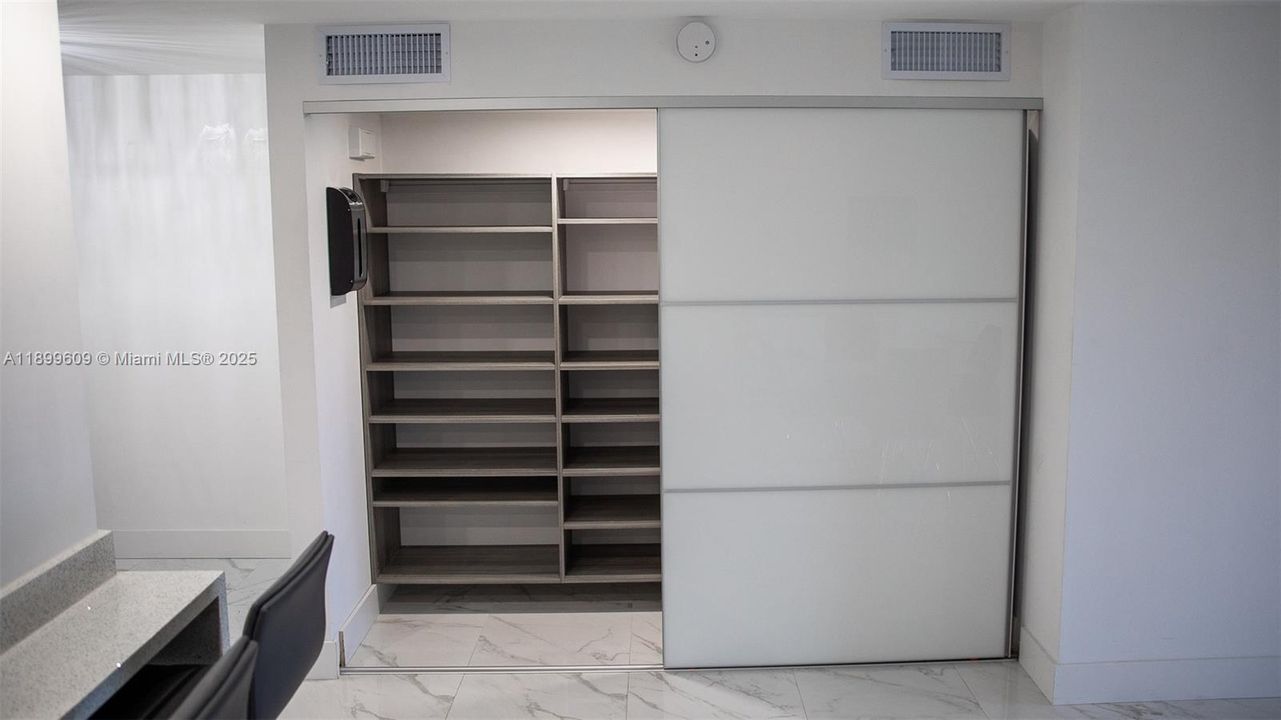 For Sale: $345,000 (1 beds, 1 baths, 1230 Square Feet)