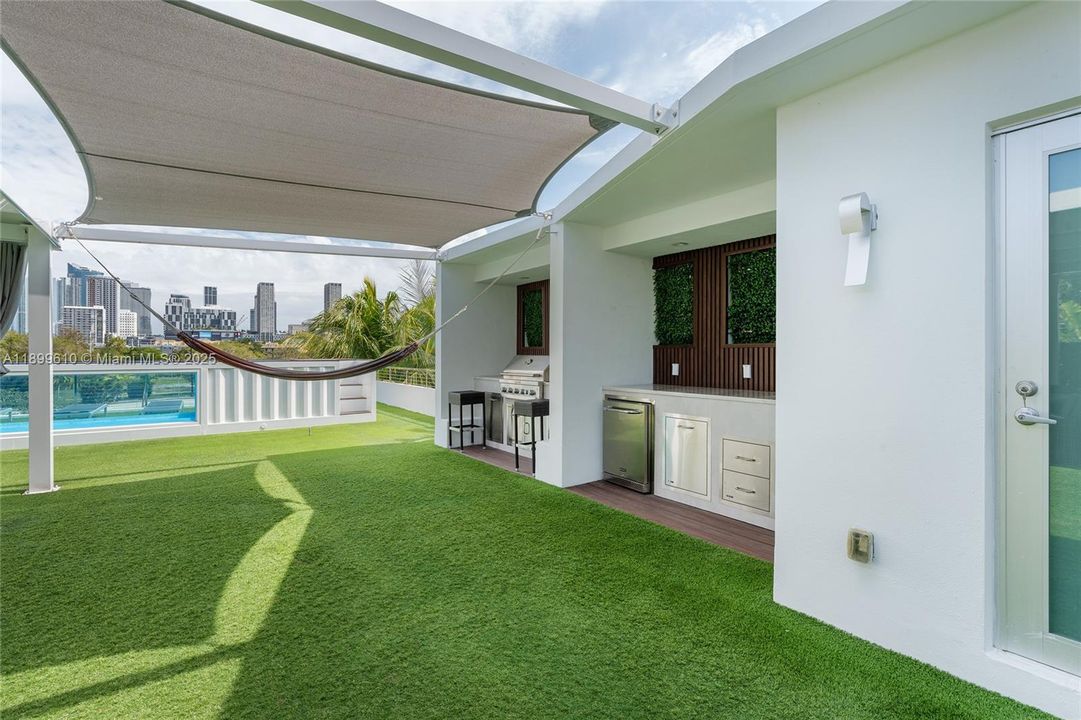 最近售出: $3,780,000 (4 贝兹, 5 浴室, 2584 平方英尺)