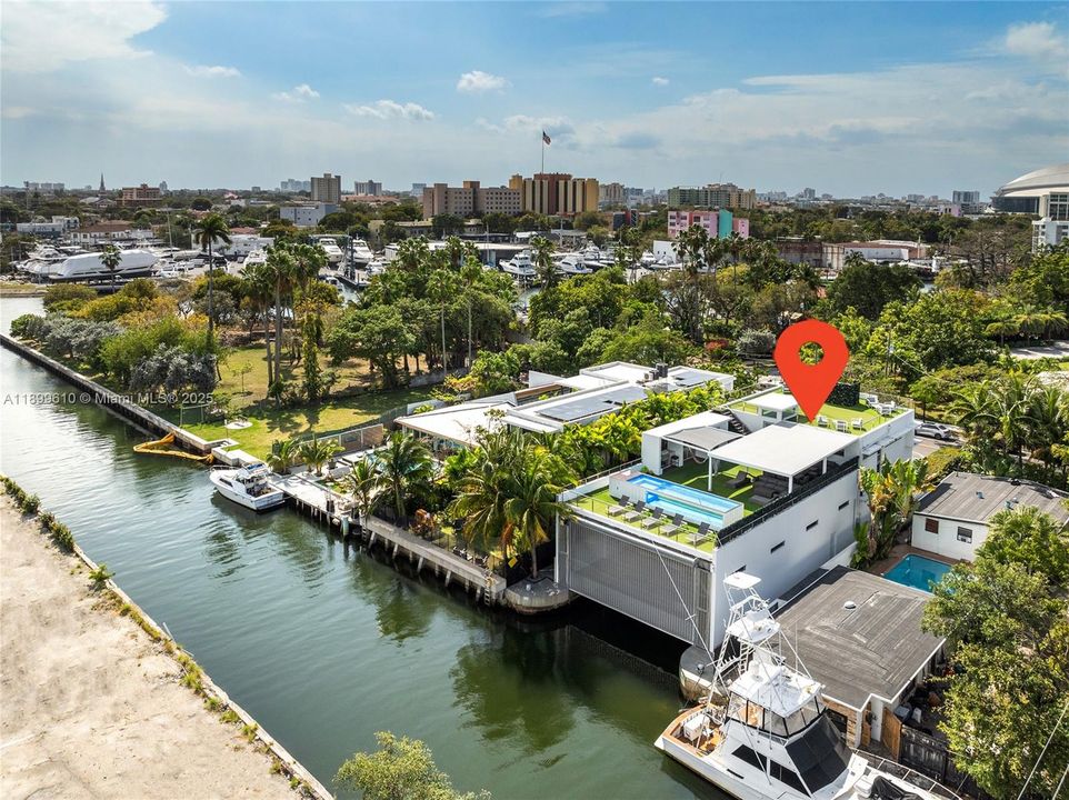 最近售出: $3,780,000 (4 贝兹, 5 浴室, 2584 平方英尺)