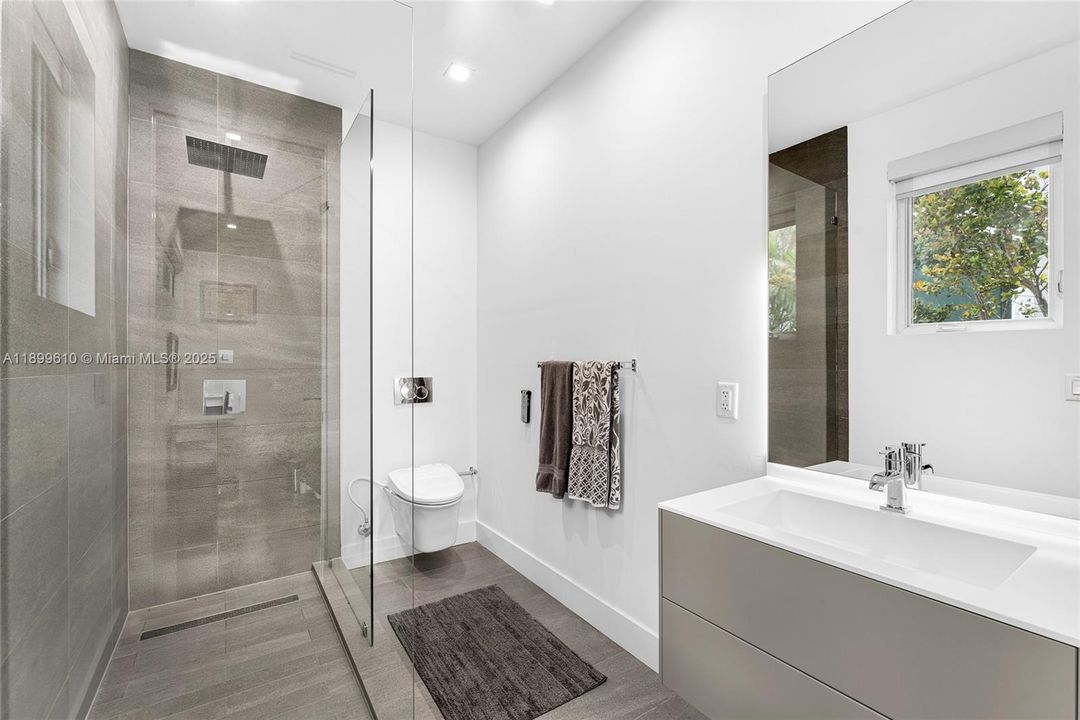 最近售出: $3,780,000 (4 贝兹, 5 浴室, 2584 平方英尺)