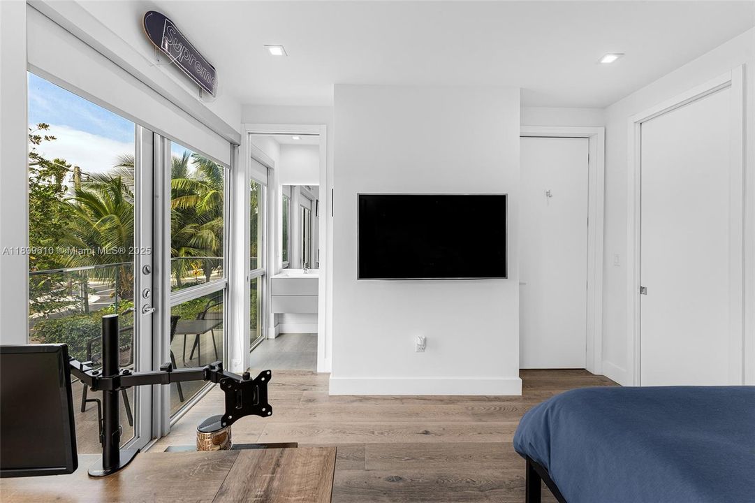 最近售出: $3,780,000 (4 贝兹, 5 浴室, 2584 平方英尺)