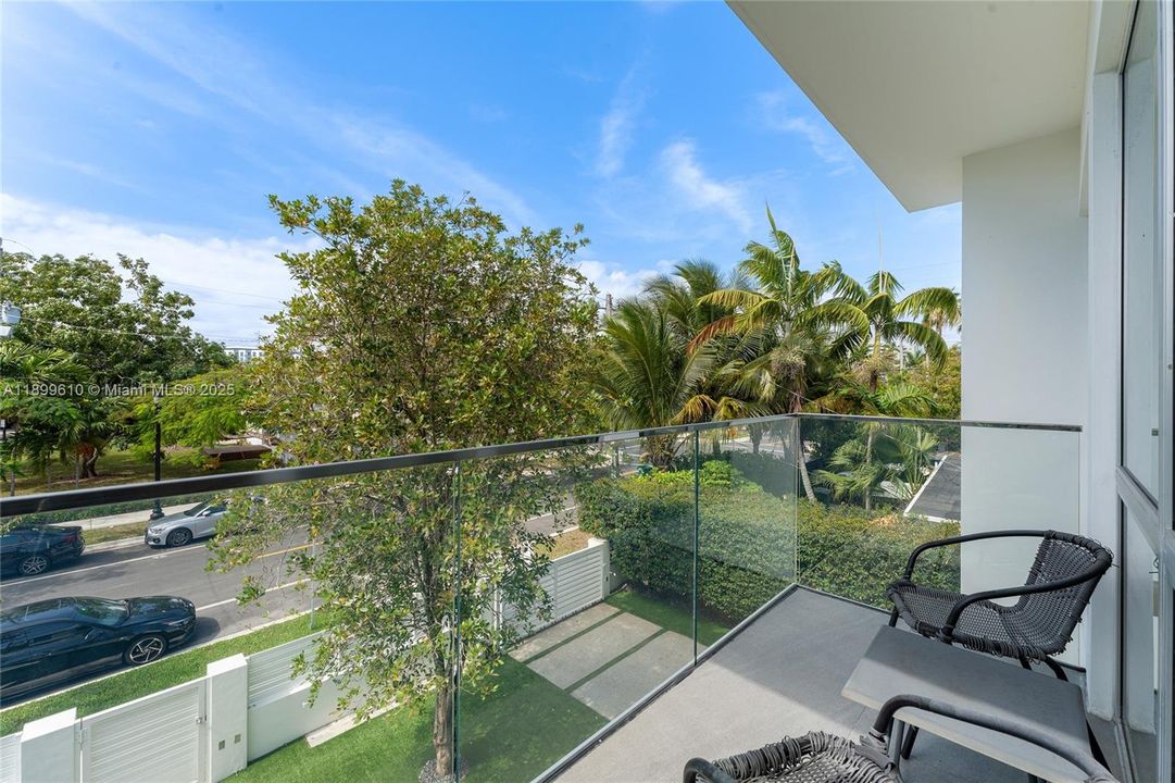 最近售出: $3,780,000 (4 贝兹, 5 浴室, 2584 平方英尺)