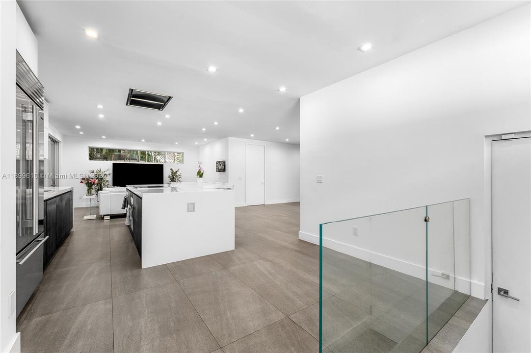 最近售出: $3,780,000 (4 贝兹, 5 浴室, 2584 平方英尺)