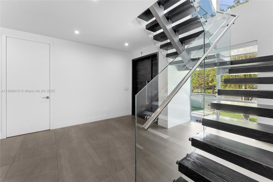 最近售出: $3,780,000 (4 贝兹, 5 浴室, 2584 平方英尺)