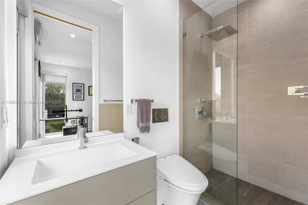 最近售出: $3,780,000 (4 贝兹, 5 浴室, 2584 平方英尺)