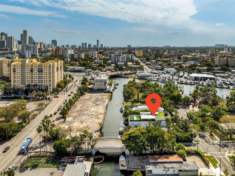 最近售出: $3,780,000 (4 贝兹, 5 浴室, 2584 平方英尺)