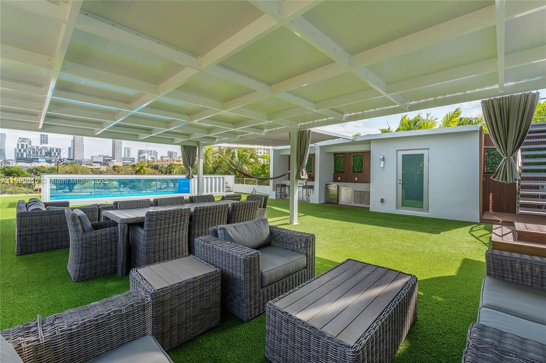 最近售出: $3,780,000 (4 贝兹, 5 浴室, 2584 平方英尺)