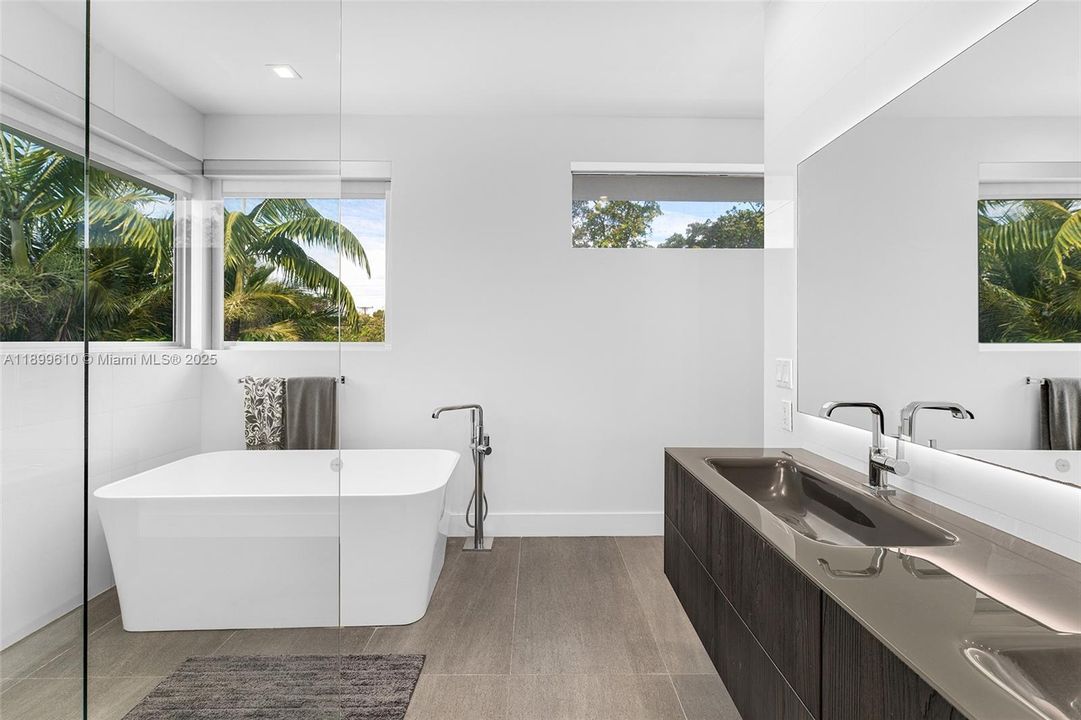 最近售出: $3,780,000 (4 贝兹, 5 浴室, 2584 平方英尺)