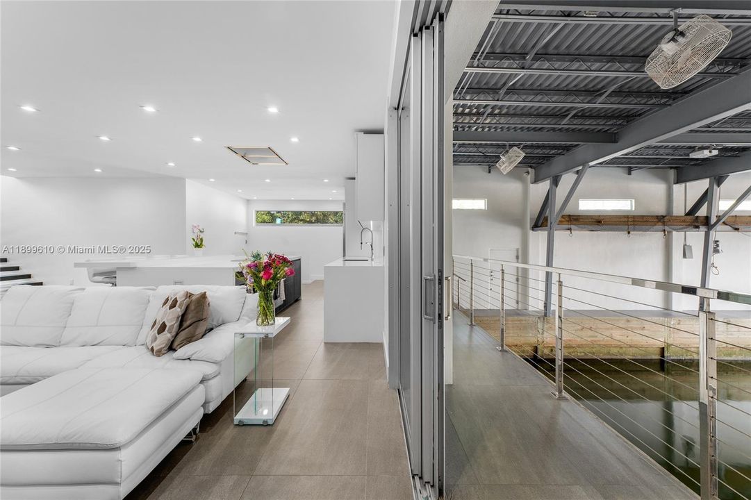 最近售出: $3,780,000 (4 贝兹, 5 浴室, 2584 平方英尺)