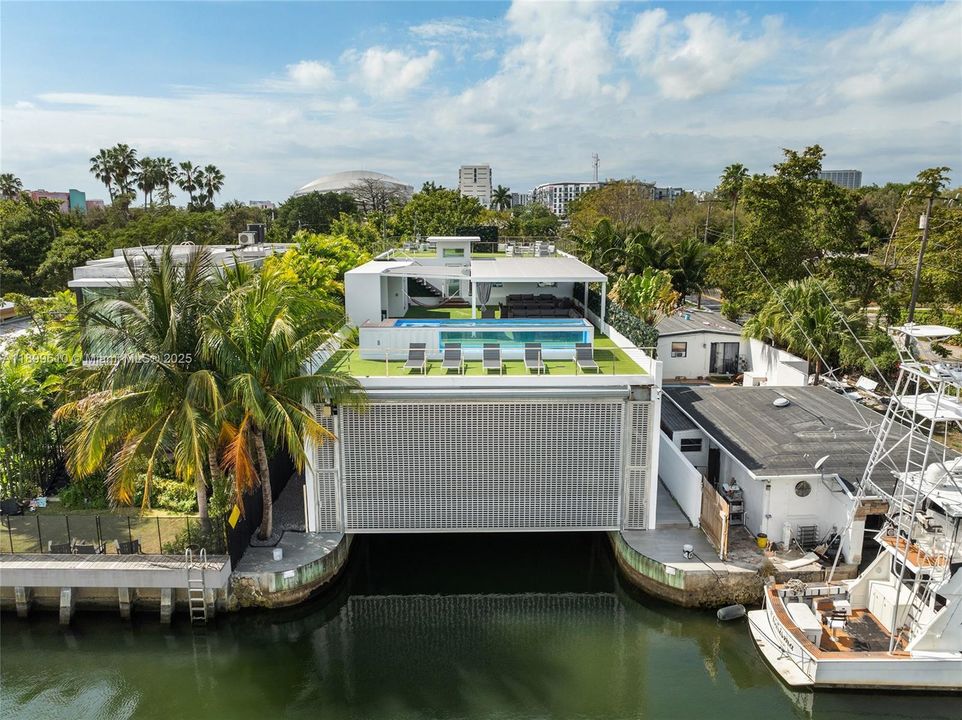 最近售出: $3,780,000 (4 贝兹, 5 浴室, 2584 平方英尺)