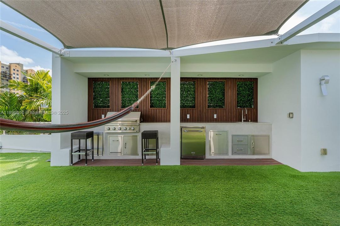 最近售出: $3,780,000 (4 贝兹, 5 浴室, 2584 平方英尺)