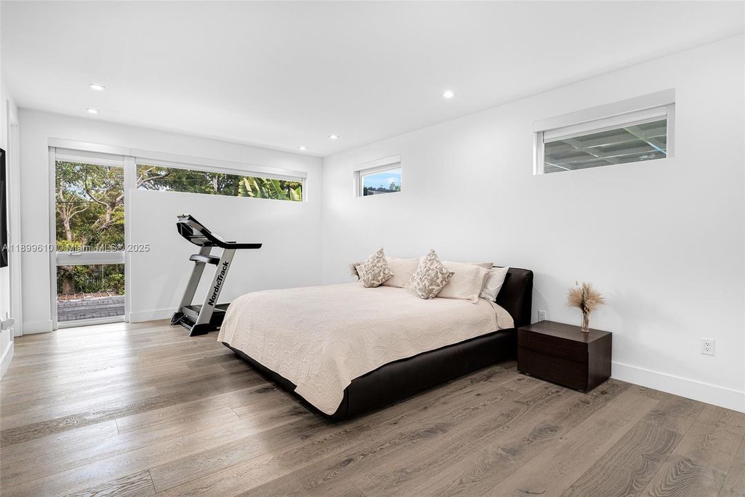 最近售出: $3,780,000 (4 贝兹, 5 浴室, 2584 平方英尺)