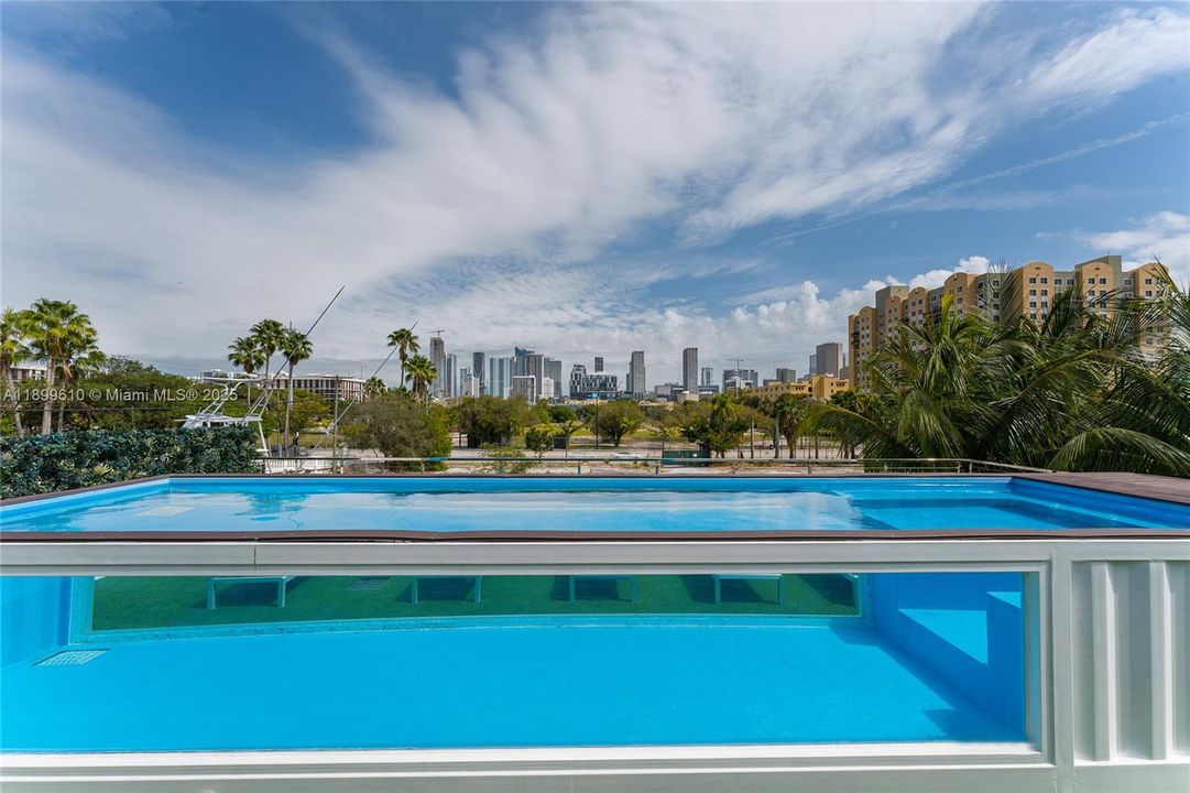 最近售出: $3,780,000 (4 贝兹, 5 浴室, 2584 平方英尺)