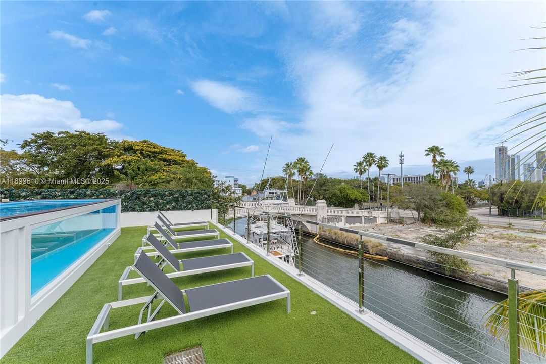 最近售出: $3,780,000 (4 贝兹, 5 浴室, 2584 平方英尺)