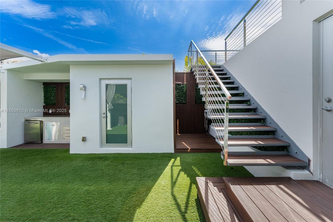 最近售出: $3,780,000 (4 贝兹, 5 浴室, 2584 平方英尺)