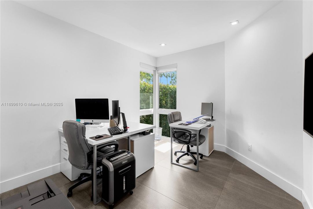 最近售出: $3,780,000 (4 贝兹, 5 浴室, 2584 平方英尺)