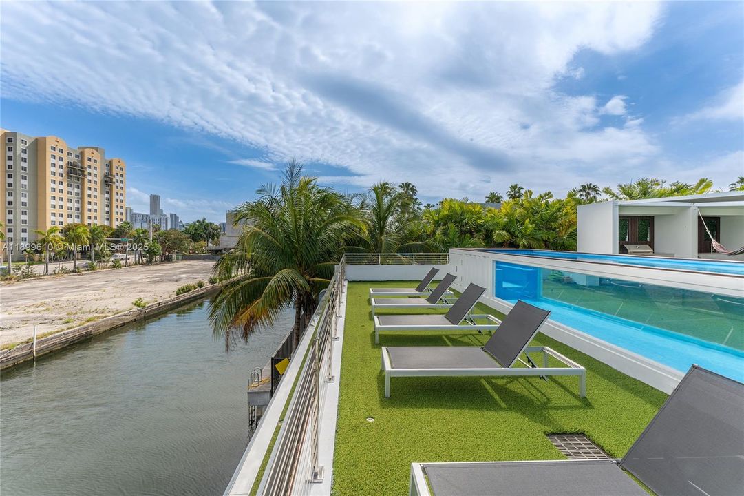 最近售出: $3,780,000 (4 贝兹, 5 浴室, 2584 平方英尺)