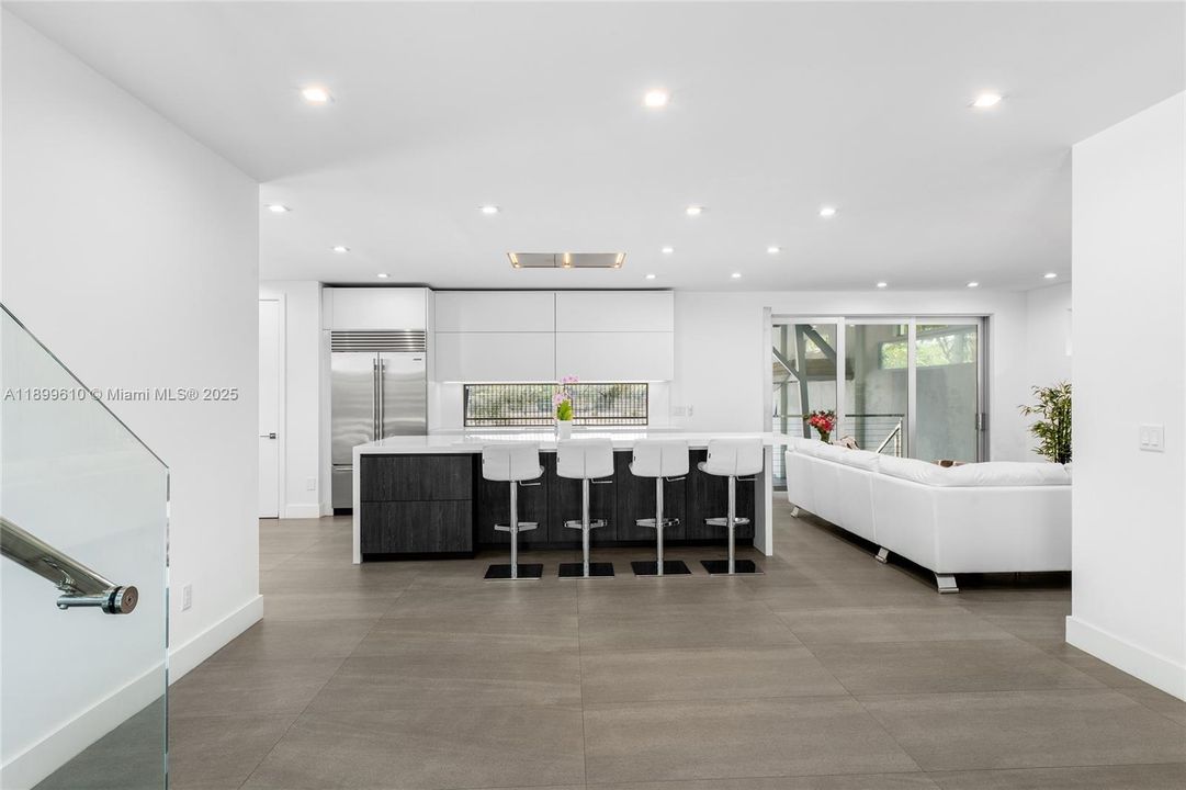 最近售出: $3,780,000 (4 贝兹, 5 浴室, 2584 平方英尺)