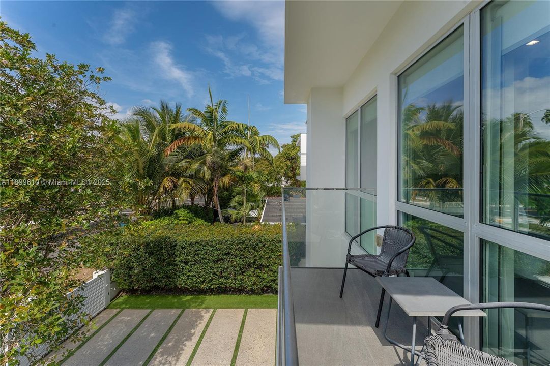 最近售出: $3,780,000 (4 贝兹, 5 浴室, 2584 平方英尺)